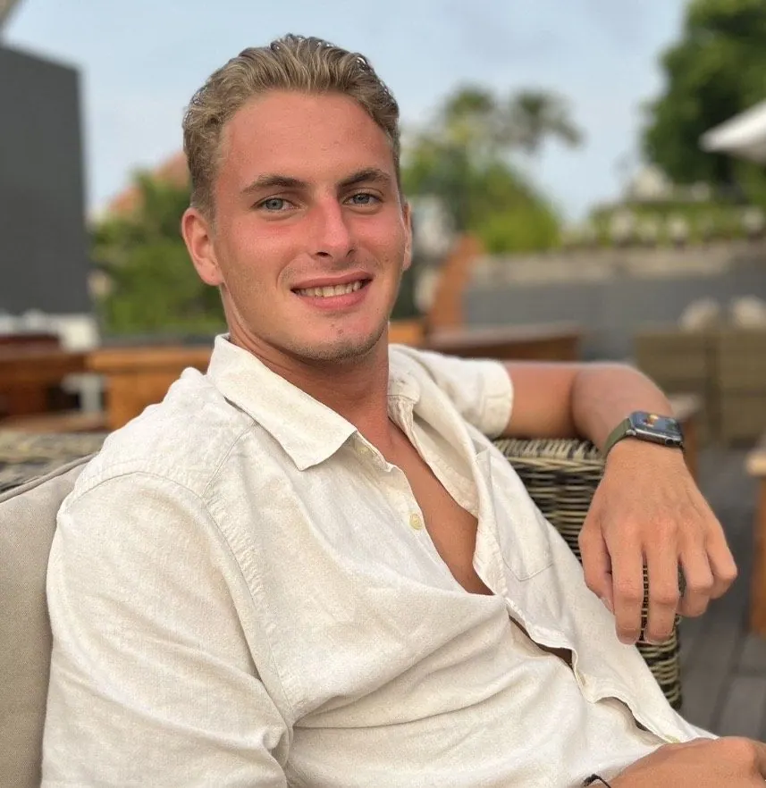 Bryant van der Veen, freelance webdesigner, op een terras