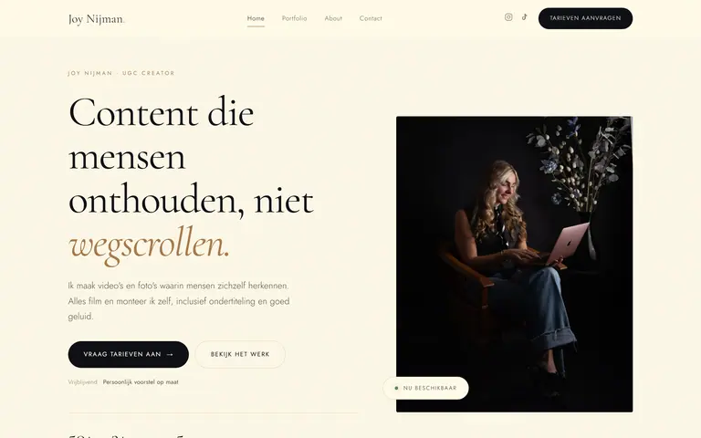 Homepage van Joy Nijman UGC met een crèmekleurige achtergrond, een grote serif kop en een portretfoto met laptop