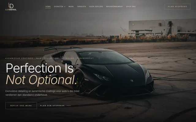 Homepage van LuxDetail met een matzwarte sportwagen en de kop Perfection Is Not Optional